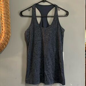 Lululemon tank top without size tag.